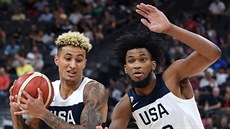 Přípravný zápas mezi americkými basketbalisty: Marvin Bagley (vpravo) brání... Přípravný zápas mezi americkými basketbalisty: Marvin Bagley (vpravo) brání...