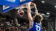 Český pivot Ondřej Balvín smečuje do polského koše. Český pivot Ondřej Balvín smečuje do polského koše.
