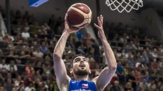 Český rozehrávač Tomáš Satoranský zakončuje na polský koš. Český rozehrávač Tomáš Satoranský zakončuje na polský koš.