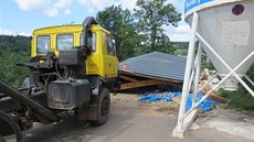Nákladní tatra zbořila pergolu v Krkonoších. Nákladní tatra zbořila pergolu v Krkonoších.