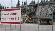 Střílnu musí tři týdny podpírat, než beton vytvrdne. Střílnu musí tři týdny podpírat, než beton vytvrdne.