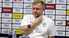 Plzeský trenér Pavel Vrba hovoí na tiskové konferenci ped odvetným utkáním s...