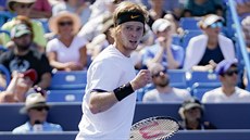 Andrej Rubljov se raduje v duelu s Rogerem Federerem na turnaji v Cincinnati. Andrej Rubljov se raduje v duelu s Rogerem Federerem na turnaji v Cincinnati.