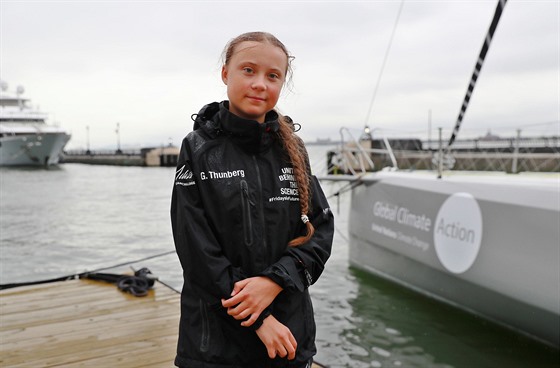 estnáctiletá védská aktivistka Greta Thunbergová pózuje ped jachtou Malizia...