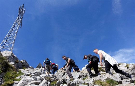 Vrchol Giewont v polských Tatrách je oblíbeným cílem turist.