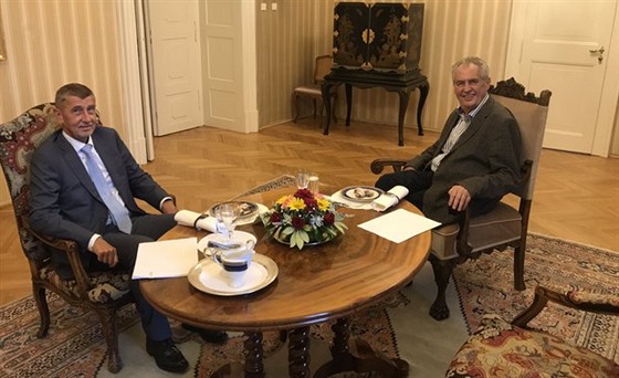 Prezident Milo Zeman pijal v Lánech premiéra Andreje Babie.