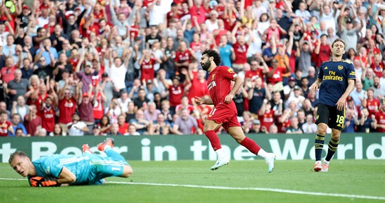 Liverpoolský Muhammad Salah pekonává brankáe Bernda Lena z Arsenalu.