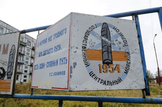 Plakát v ruské vesnici onoksa, který pipomíná, e jde o oblast, kde se...