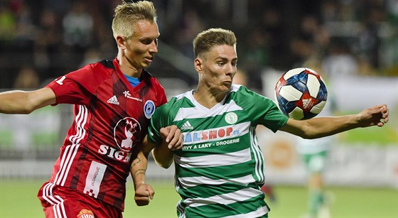 Radek Látal z Olomouce (vlevo) a Jan Vodhánl z Bohemians v souboji o mí