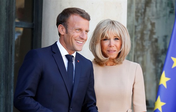 Emmanuel Macron a jeho manelka Brigitte Macronová (Paí, 22. srpna 2019)