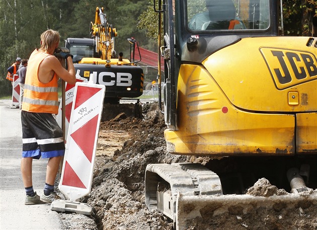 Dlníci pracují na oprav silnice v Horní Bíze, na které nkdo poniil nov...