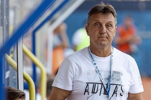 Jiří Neček dříve trénoval v Sigmě mládež, teď dělá asistenta trenéru Látalovi. Jiří Neček dříve trénoval v Sigmě mládež, teď dělá asistenta trenéru Látalovi.