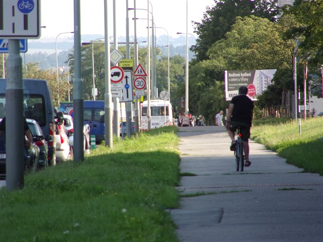 Třebaže je na silnici vyznačen pruh pro cyklisty jízdu po chodníku zde používá převážná většina kolařů.