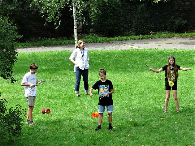 Dobrý den, posílám několik fotografií z cirkusové Letné, dnes je hlavním programem naučit se žonglovat.