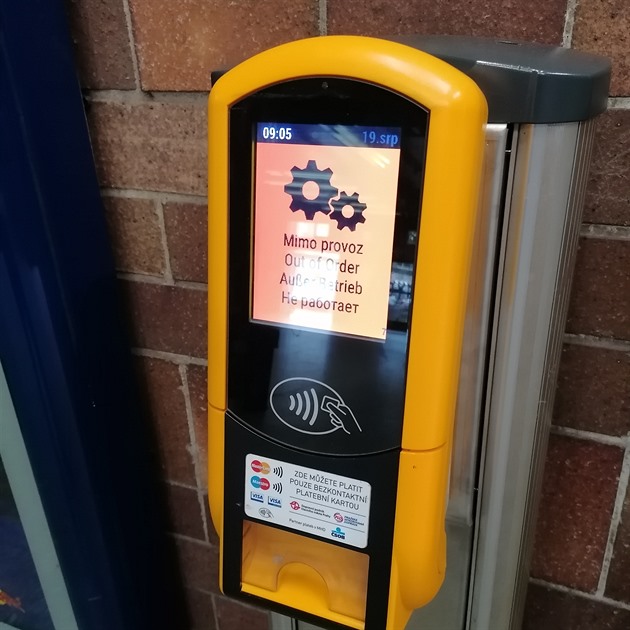 Skvělý smartvalidátor nějak přestal fungovat. Ve stanici metra Nové Butovice západní vestibul také mimo provoz.