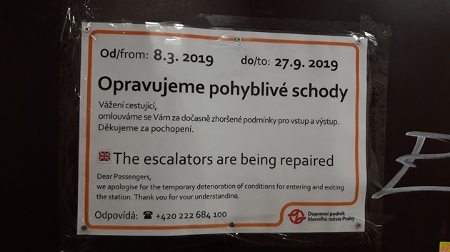Rekordně dlouhá oprava eskalátoru na Muzeu. Pořád se to protahuje. Schody jsou vykuchané. Vypadá,že možná jsou problémy s dodávkou dílů. Na místě se nepracuje.
