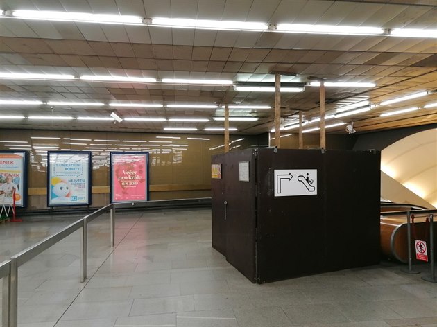 Zakrytý eskalátor ve stanici metra námstí Republiky ve vestibulu od Masarykova nádraí matl cestující je zde toti trojice eskalátor z nich se jeden opravuje a prostední vedoucí do stanice je za stnou schovaný. Co ást cestujících mátlo. Dozorí pro