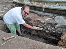 Archeolog Jan Tajer pi itn zklad vstupnho schodit ke karlovarskmu...