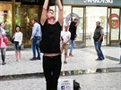 Pouliční umělěc Na Příkopech a jeho performance se skleněnou koulí Pouliční umělěc Na Příkopech a jeho performance se skleněnou koulí