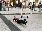 Pouliční umělec Na Příkopech a jeho performance se skleněnou koulí. Pouliční umělec Na Příkopech a jeho performance se skleněnou koulí.