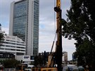 V místech geologického průzkumu pro metro D na Pankráci je dnes živo. V místech geologického průzkumu pro metro D na Pankráci je dnes živo.