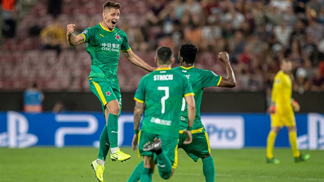 Lukáš Masopust (vlevo) ze Slavie se raduje se spoluhráči z gólu na hřišti Kluže. Lukáš Masopust (vlevo) ze Slavie se raduje se spoluhráči z gólu na hřišti Kluže.