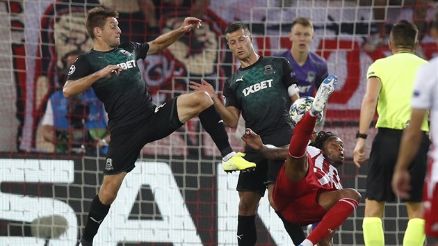 Ruben Semedo z Olympiakosu střílí na branku Krasnodaru. Vlevo je Ruslan... Ruben Semedo z Olympiakosu střílí na branku Krasnodaru. Vlevo je Ruslan...