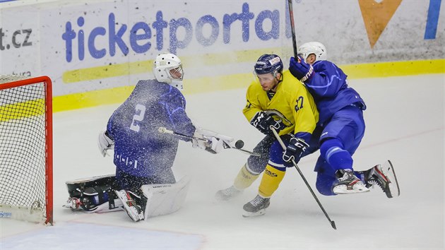 Přípravný zápas mezi Zlínem a Kometou Brno. Ve žlutém útočí zlínský Antonín... Přípravný zápas mezi Zlínem a Kometou Brno. Ve žlutém útočí zlínský Antonín...