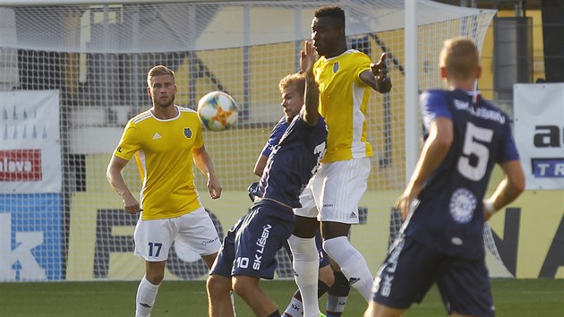Momentka z utkání Jihlava (ve žlutém) vs. Líšeň. Momentka z utkání Jihlava (ve žlutém) vs. Líšeň.