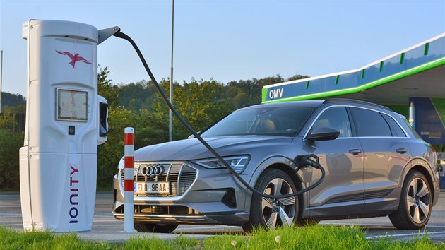 Nabíjecí stanice IONITY u čerpací stanice OMV na dálnici D5 u Berouna Nabíjecí stanice IONITY u čerpací stanice OMV na dálnici D5 u Berouna