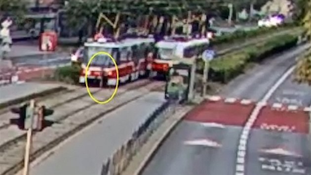 Třináctiletý chlapec sledoval mobil. Vzápětí ho srazila tramvaj Třináctiletý chlapec sledoval mobil. Vzápětí ho srazila tramvaj