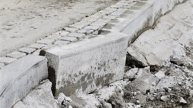 Dělníci pracují na opravě silnice v Horní Bříze, na které někdo poničil nově... Dělníci pracují na opravě silnice v Horní Bříze, na které někdo poničil nově...