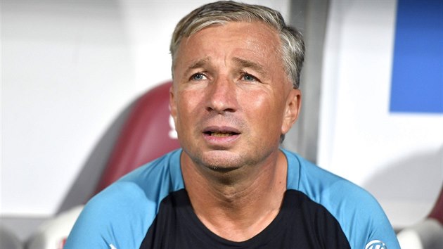 Dan Petrescu, trenér CFR Kluž, během kvalifikace o Ligu mistrů. Dan Petrescu, trenér CFR Kluž, během kvalifikace o Ligu mistrů.