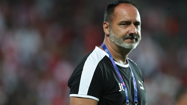 Slávistický trenér Jindřich Trpišovský těsně před výkopem odvety 4. předkola... Slávistický trenér Jindřich Trpišovský těsně před výkopem odvety 4. předkola...