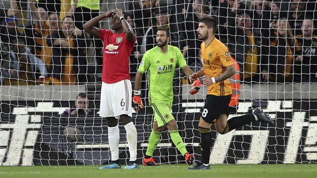 Paul Pogba z Manchesteru United (v červeném) lituje neproměněné penalty proti... Paul Pogba z Manchesteru United (v červeném) lituje neproměněné penalty proti...