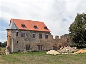 Polovina zámečku v Kopaninách už má nové zastřešení. Polovina zámečku v Kopaninách už má nové zastřešení.
