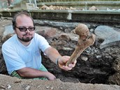 Archeolog Jan Tajer s jednou z kostí, které nalezli při čištění základů... Archeolog Jan Tajer s jednou z kostí, které nalezli při čištění základů...