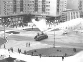 Unikátní fotografie pořízená 21. srpna 1969 z balkonu jednoho z domů na... Unikátní fotografie pořízená 21. srpna 1969 z balkonu jednoho z domů na...