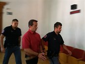 Vězeňská ostraha vede k soudu v Brně Romana Robeše Vězeňská ostraha vede k soudu v Brně Romana Robeše