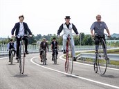Novou silnici v Ostravě symbolicky otevřeli historičtí velocipedisté. Novou silnici v Ostravě symbolicky otevřeli historičtí velocipedisté.