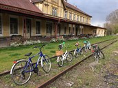 Budova bývalé železniční stanice Zbiroh slouží turistům. Před budovou místo... Budova bývalé železniční stanice Zbiroh slouží turistům. Před budovou místo...