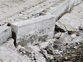 Dělníci pracují na opravě silnice v Horní Bříze, na které někdo poničil nově... Dělníci pracují na opravě silnice v Horní Bříze, na které někdo poničil nově...