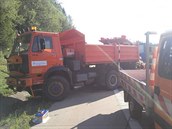 Kamion na D5 narazil do světelné směrové šipky na přívěsném vozíku. Při nehodě... Kamion na D5 narazil do světelné směrové šipky na přívěsném vozíku. Při nehodě...