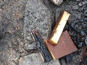 Mužem založený oheň rychle podnítila neznámá látka. Mužem založený oheň rychle podnítila neznámá látka.
