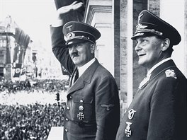 Adolf Hitler a Hermann Göring během vojenské přehlídky v Berlíně.