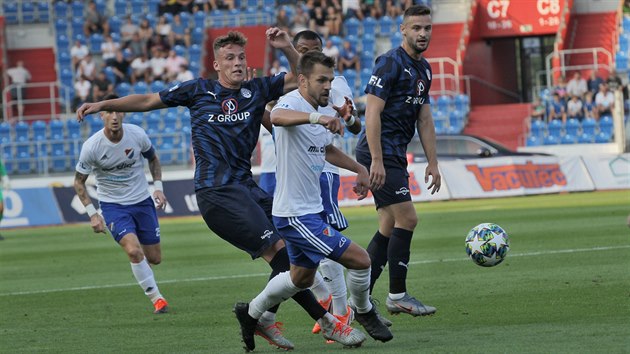 Souboj slovckho Ondeje ainky, kter dve hrl za Bank Ostrava s bankovskm Milanem Jirskem (v blm).