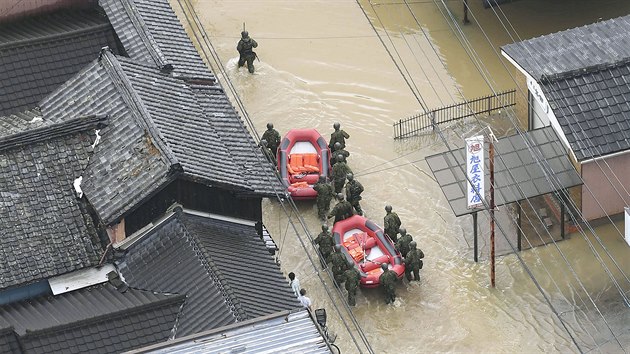 Japonsk armda evakuuje obyvatele zaplavench dom v prefektue Saga. (28. srpna 2019)