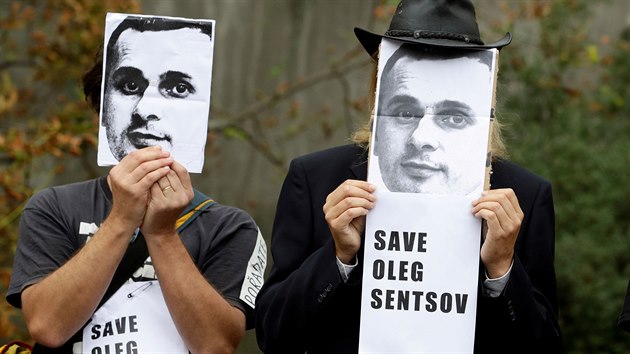 Za proputn ukrajinskho filmae protestovali loni lid i ped ambasdou Ruska v Praze. (29. srpna 2019)