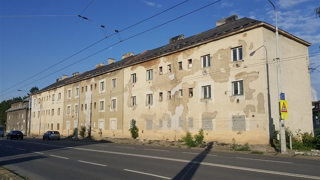 Tento domovn blok na Muglinovsk ulici ve Slezsk Ostrav brzy pestane existovat. (21. srpna 2019)