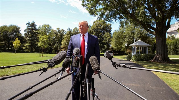Trump vtinou hovo s novini na zahrad Blho domu ped nastartovanm vrtulnkem (21. srpna 2019)